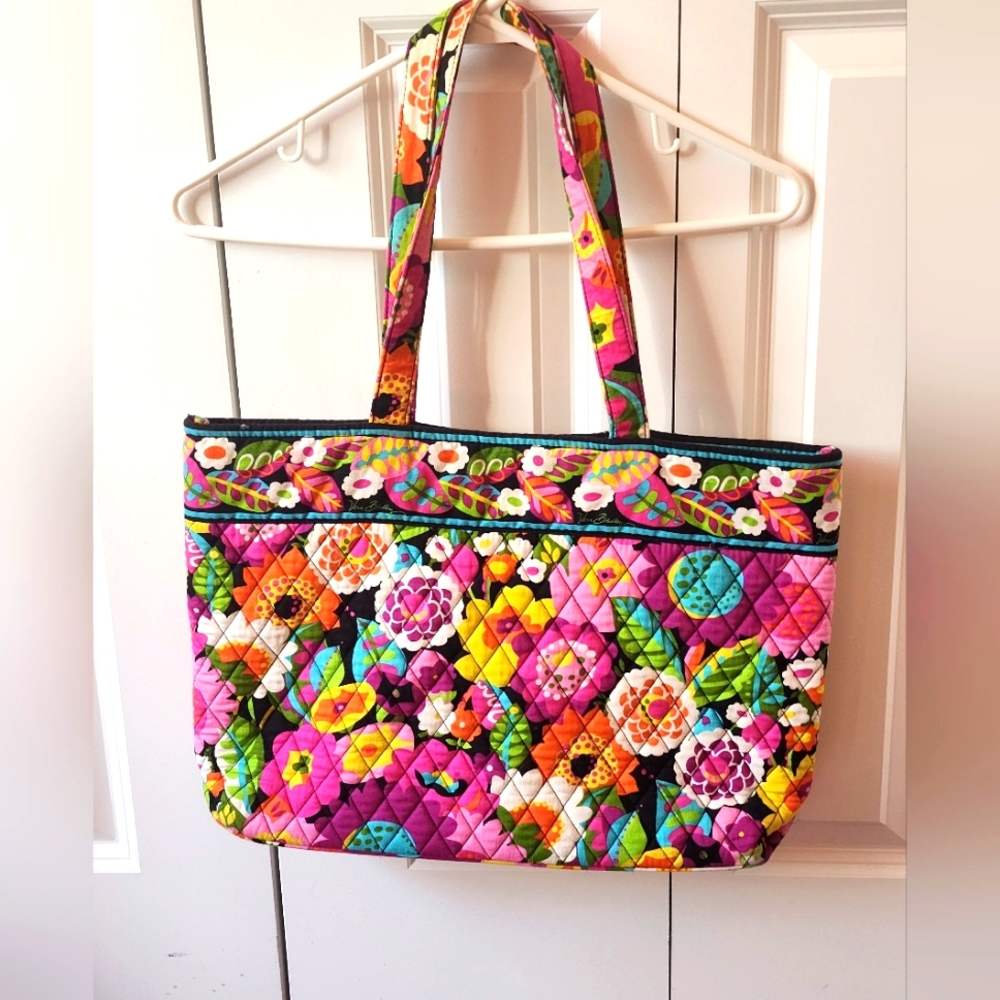 Vera Bradley Va Va Bloom pattern